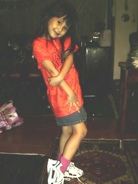 this is another pic of liza-may. shes tryin to look sexy. haha. bun dun tink she achieved that look.