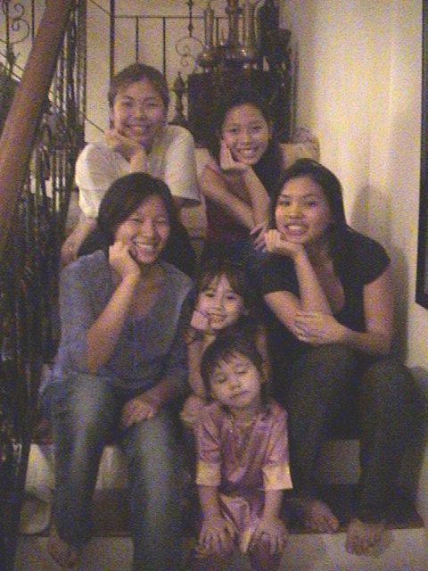 haha. these peeps were at my hse hangin ard n eating. haha. they're all doin that coz may was doing that so they all decided to do the same thing. haha. ookay. look at sarah. dunno what she was doin.