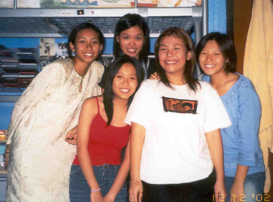 hey these were the darlings who came to my hse. taken in my room. n was wearing my baju kurung. haha