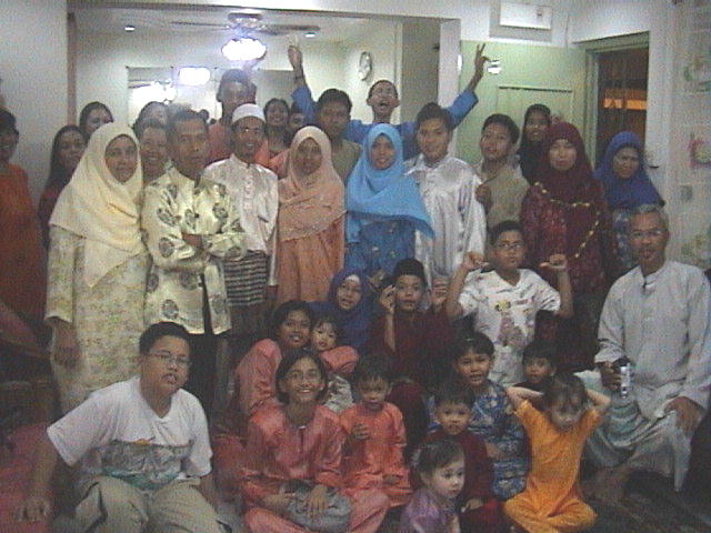 hahah. this is a photo of ALL of ma relatives! there are about 60 of us plus the lil ones but this is a BAD photo so cant really see everyone's faces. haha!! we're such a BIG family eh. haha. funny.