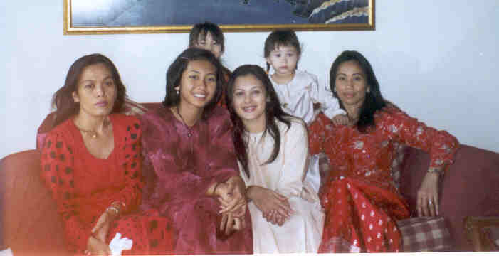 whoa! a picture of the ladeez on hari raya without ma dad n dyanna.all of us were in red except fer tasha n sarah. -bibik-me-tasha-my mum-half of lizamay-sarah-