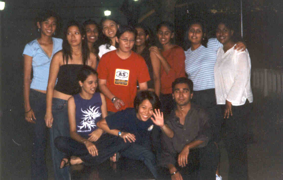 here i am wit da 4/5 gang. we went fer dinner together n then fer a walk fer raj's n my bday celebration.