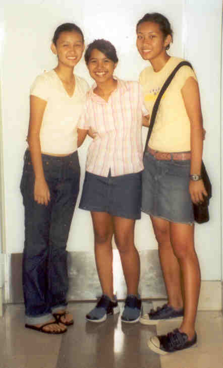 this was taken outside 7-11 at citylink. ppl were lookin at us when they walked by pass us. haha. nice nice photo! haha.
