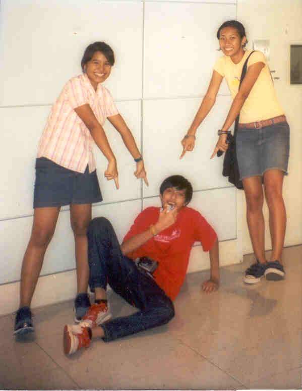 okay. dunno what we were doin but hey its funny! jus pointin to adi da man! haha!