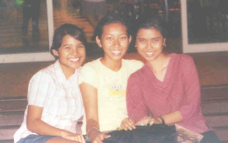 this was taken outside outback steakhouse at millenia walk. -miranti-fee-yati- it was raining HEAVILY i tell ya. 