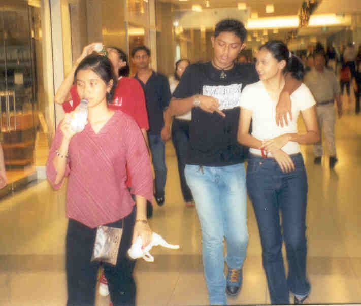 haha. them walking. the guy wit mastura is arif. he is damn funny. haha. kindda a candid shot. 