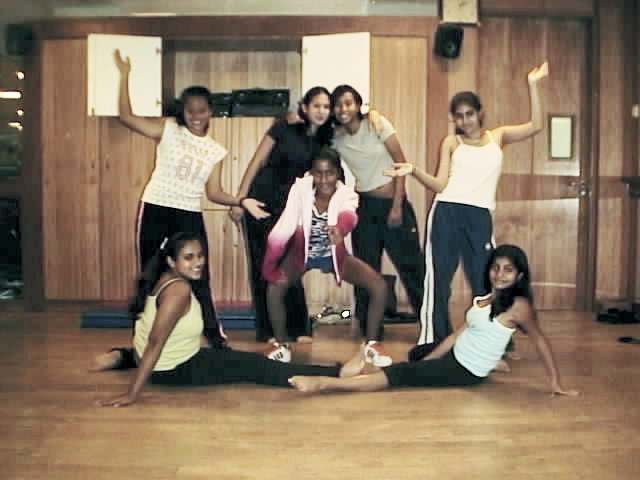 me ma dancer frens. taking up hiphop n jazz class. pretty awesome. sorry bout da pic. its kindda blur.