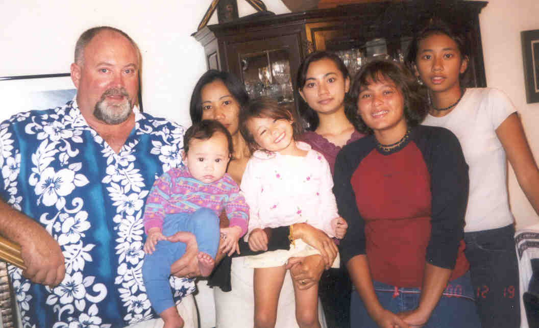 family photo in 2000. all gurls n one guy!haha