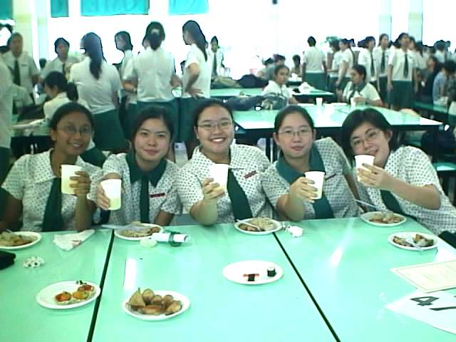 da 4E4 gurls. without green collars: nata,reina,loesin