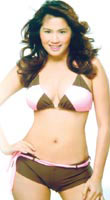 Diana Zubiri standing