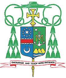 [das persönliche Wappen von Bischof Loverde mit dem alten Wappen von Castelverde, dem silbernen Anker im grünen Feld]
