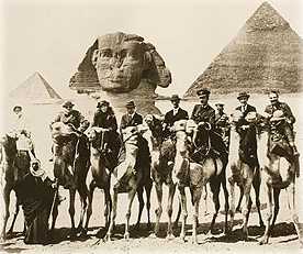 [Bell u.a. vor Pyramiden]