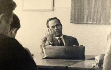 [Dikigoros' Deutschlehrer in Unterprima bei der werk-immanenten Interpretation Brechts]