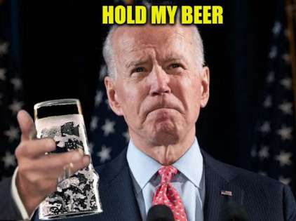 [für deutsche Muttersprachler: Amerikanischer Ausdruck für 'Ich bin ein Vollidiot und will gleich eine große Dummheit begehen - halt doch solange mal mein Bierglas!']