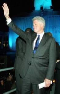 [Berliner Gru� mit der Rechten, Manuskript zum Ablesen der n�chsten Rede immer griffbereit in der Linken]