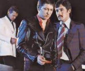 [Das Genie des deutsche Films spielt den Trottel, gedem�tigt von seiner                     Ersatzfamilie: Karlheinz B�hm, Rainer Werner Fassbinder und Peter Chatel in 'Faustrecht der                    Freiheit' (1975)]