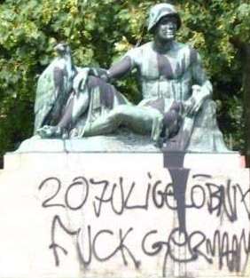 [besudeltes Soldatendenkmal mit Aufschrift 'Fuck Germany' - von den verantwortlichen Behörden bewußt nicht entfernt]