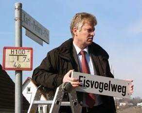[Der Eisvogelweg in Bietigheim-Bissingen - vormals 'Carl-Peters-Stra�e' -, im Bild B�rgermeister J�rgen Kessing, der zuvor von einem wilden Affen gebissen worden war]