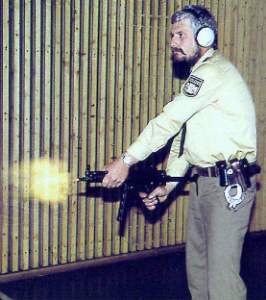 [bewaffneter Polizist hilft seinen Freunden]