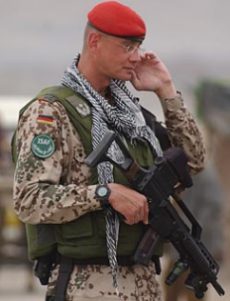 [bewaffneter Bundeswehrsoldat mit Rotk�ppchen sch�tzt das Volk am Hindukusch]