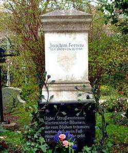 [Fernaus Grabstein auf dem Bogenhauser Friedhofd]