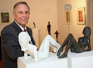 [Heinz F. mit einigen seiner Plastiken]