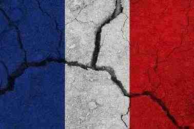 [Die Trikolore hat Risse]