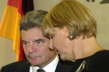 [Zwei Stasi-Unterst�tzer]