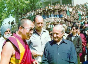 [Gmeiner und der Dalai Lama - dazwischen Helmut Kutin. Sp�ter: 'Der Dalai Lama im Gespr�ch mit zwei M�nnern']