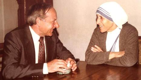 [Gmeiner und Mother Teresa. Sp�ter: 'Mutter Teresa spricht mit einem Mann im Anzug']