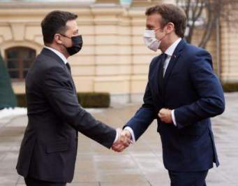 [Zwei Diktatoren mit Tarnkappe]