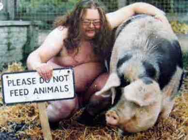 [Biffo incognito (mit Per�cke) im Schweinestall]