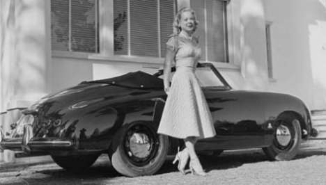 [Henie mit geschenktem Auto]