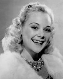 [Henie mit geschenktem Pelz und Schmuck]