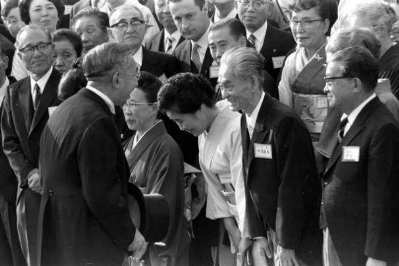 [Hirohito begl�ckw�nscht Kawabata zum Nobelpreis]