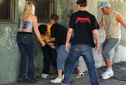 [Deutsche Frau (links) mit m�nnlichen Verwandten in der �ffentlichkeit]