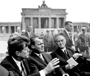 [US-Prsident John F. Kennedy, Herbert Frahm alias Willy 
Brandt, Regierender Brgermeister von Berlin, Bundeskanzler Konrad Adenauer]