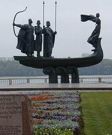 [Denkmal auf die Gründer Kiews am Dnepr]