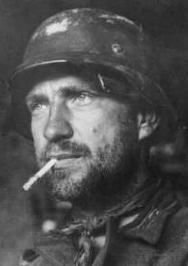 [Im Panzer tr�gt man Stahlhelm und raucht!]