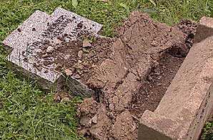 [gesch�ndetes Soldatengrab]