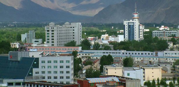[Lhasa heute: modern, klinisch sauber und in Farbe]