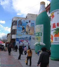 [... und mit moderner Werbung]