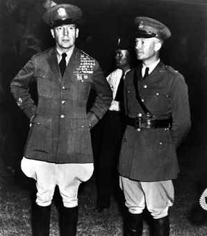 [MacArthur als junger General mit seinem Adjutanten, Major Eisenhower]