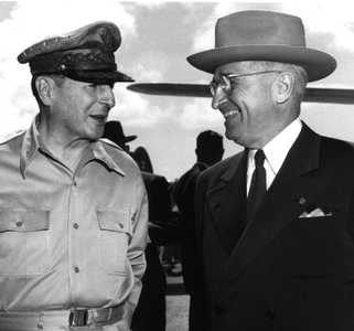 [General MacArthur mit Prsident Truman]