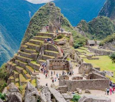 [Touristen in Machu Picchu]