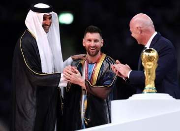 [Weltmeister Messi im Bisht]