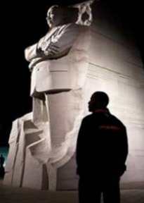 [Obama am Denkmal des gro�en Vorsitzenden und Vordenkers M.L.K.]