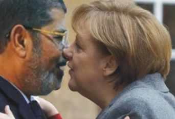 [Mohammed Mursi und Sarah Sauer beim intimen tête-à-tête]