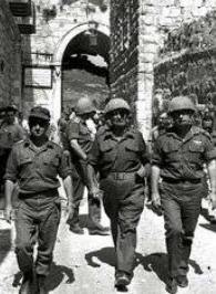 [Mosche Dajan 1967 beim Einzug in Jerusalem]