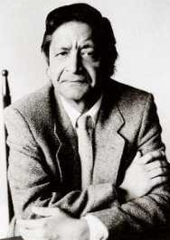 [Naipaul am Schreibtisch]